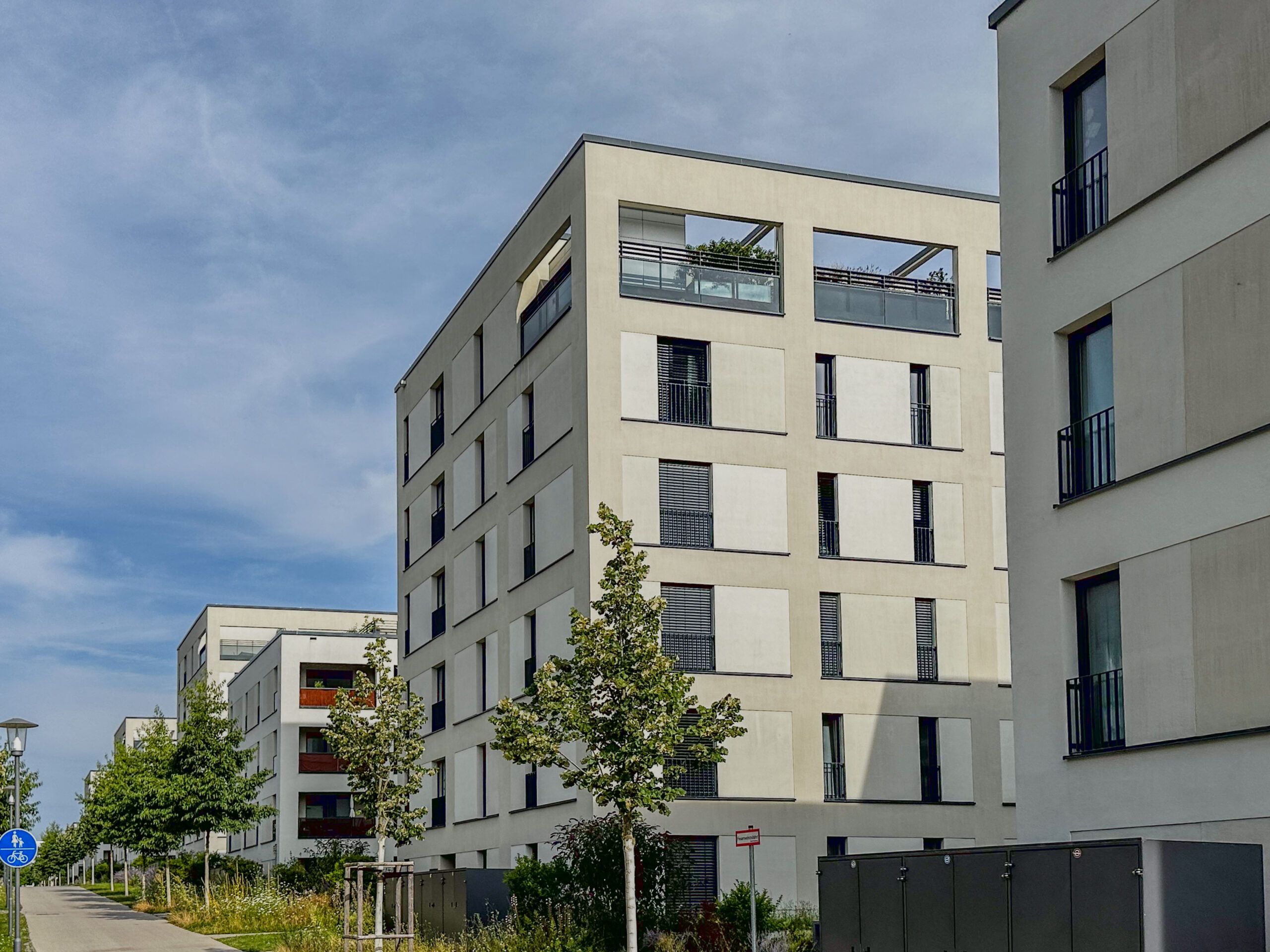 Neue Wohnhäuser im Hubland Würzburg. Die Wohnungen bieten Dachterrassen und große Fenster.