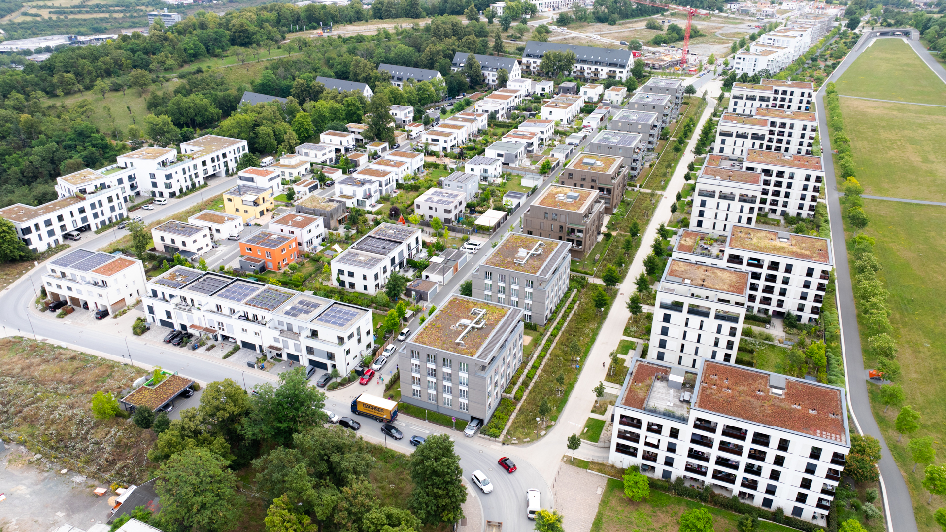 Ein Teil des Hublands als Drohnenaufnahme. Man sieht viele Wohnhäuser und viele Grünflachen.